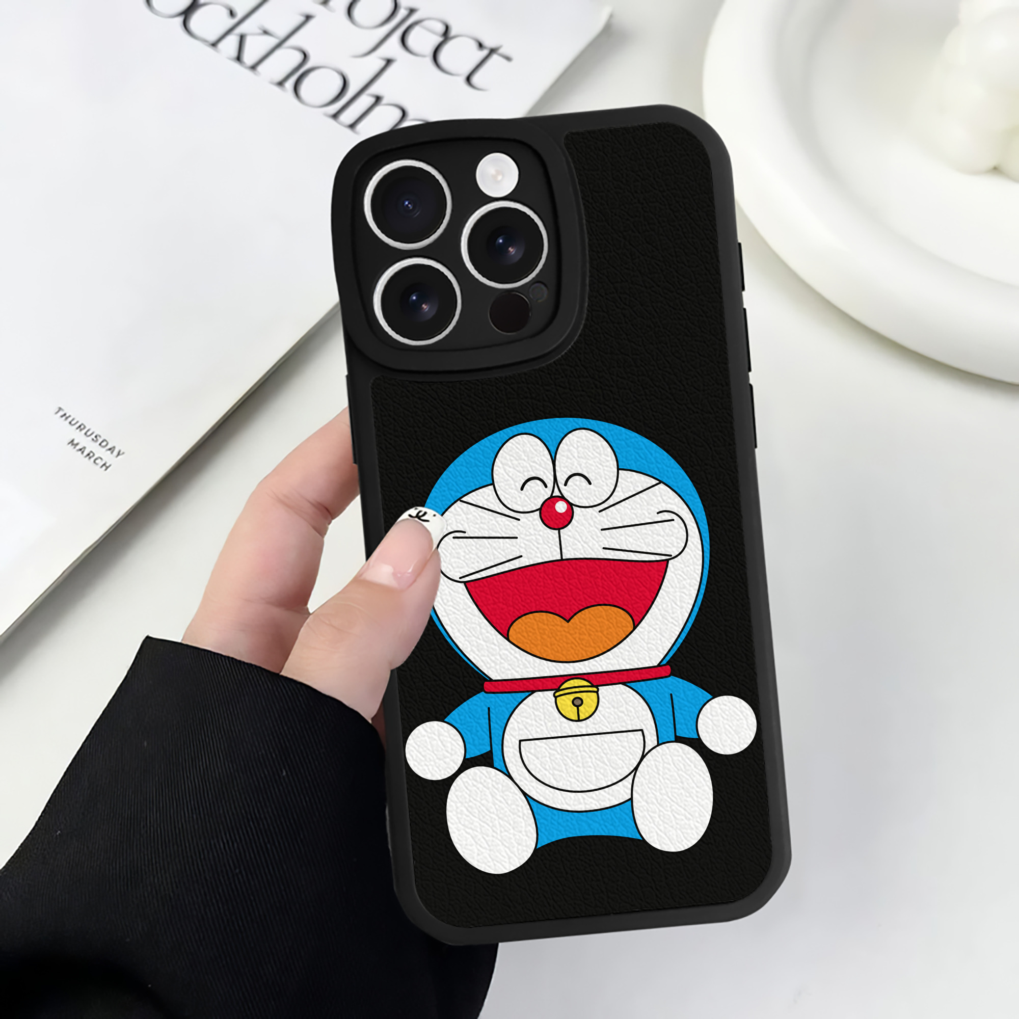 （画像用） ドラえもん Doraemon 【iPhone 16シリーズ対応】シリコンスマホケース（レザー調） 材質：シリコン